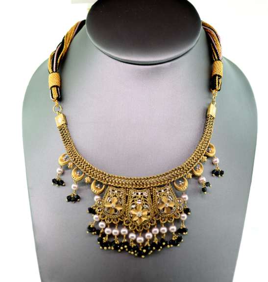 Highly Detailed Vintage 21kt Gold Necklace With Pearls