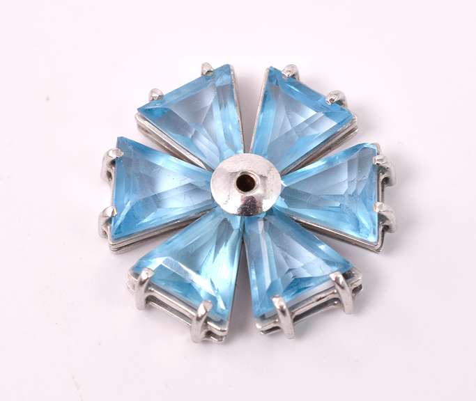 Blue Topaz Flower Pendant, 18KT