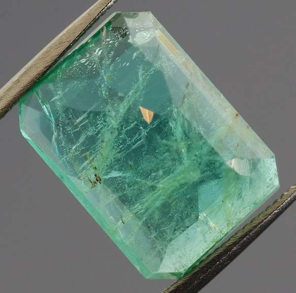 Outstanding color! 5.33ct top green Colombian Emerald
