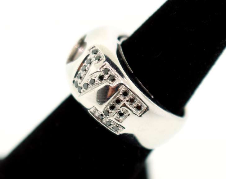 LADIES 18 KT WHITE GOLD DIAMOND 'LOVE' RING.
