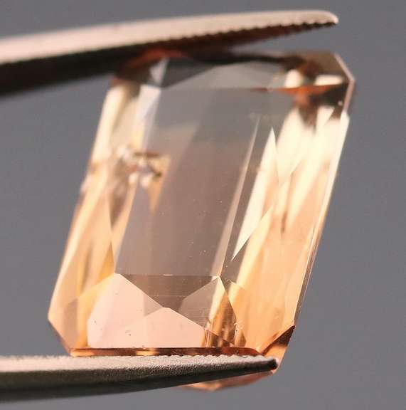 Bi-color! Peach to platinum! 7.05ct natural Tourmaline!