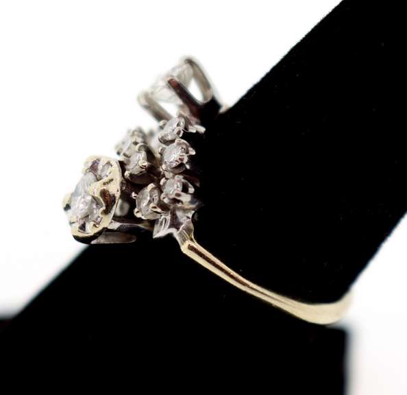 LADIES 14KT WHITE GOLD DIAMOND RING