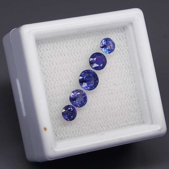 Heated Only! 1.86ct graduated Sapphire set