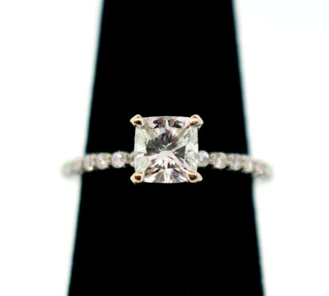 LADIES 14K WHITE GOLD RING WITH 1.25 CARAT OF DIAMONDS