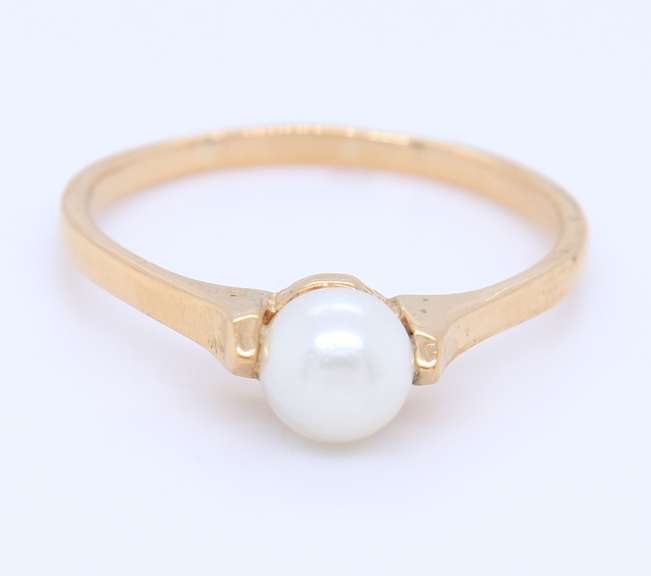 Lovely Yellow Gold Pearl Ring