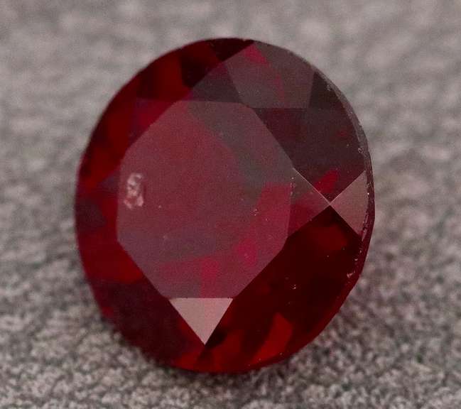 Stunning 4.57ct cherry red Mozambique Garnet solitaire