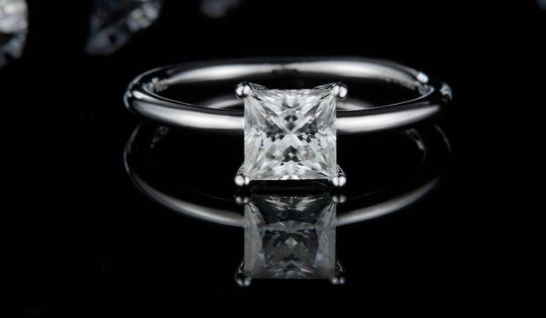 Princess Cut 1.00ct VVS1 White F-G Fire Moissanite Ring