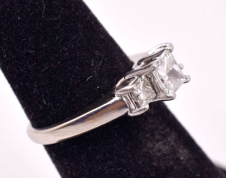 Dazzling Approx. 1.00CTW Princess Cut Diamond Ring in 14K White Gold