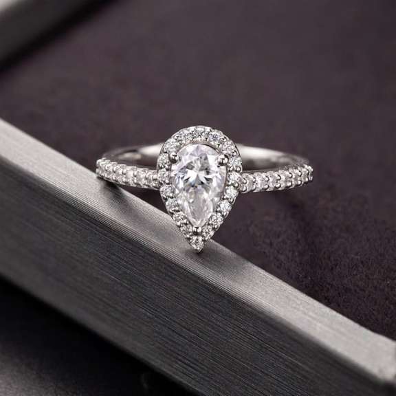 Sparkling 1ct VVS1 Pear Cut White F-G Moissanite Ring