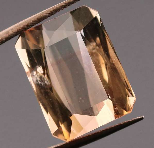 Bi-color! Peach to platinum! 7.05ct natural Tourmaline!