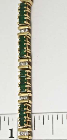 Simple Elegance in an Emerald and Diamond 14K  Bracelet