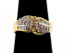 Impressive 18k Gold Diamond Ring with Side Clusters