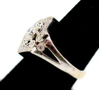 LADIES 14 KT WHITE GOLD ANTIQUE STYLE DIAMOND RING.
