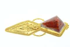 21kt Ladies Brooch with Gemstone