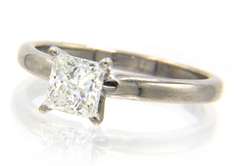 Impressive 18kt White Gold Princess Diamond Enaggement Ring