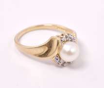Lovely Pearl Ring in Gold