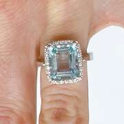 Beautiful 14kt Gold, Aquamarine, & Diamond Cocktail Ring