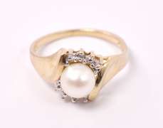 Lovely Pearl Ring in Gold