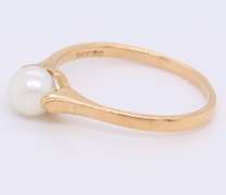 Lovely Yellow Gold Pearl Ring