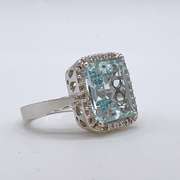 Beautiful 14kt Gold, Aquamarine, & Diamond Cocktail Ring