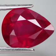 Top red! 3ct pear cut Ruby center stone