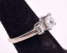 Dazzling Approx. 1.00CTW Princess Cut Diamond Ring in 14K White Gold