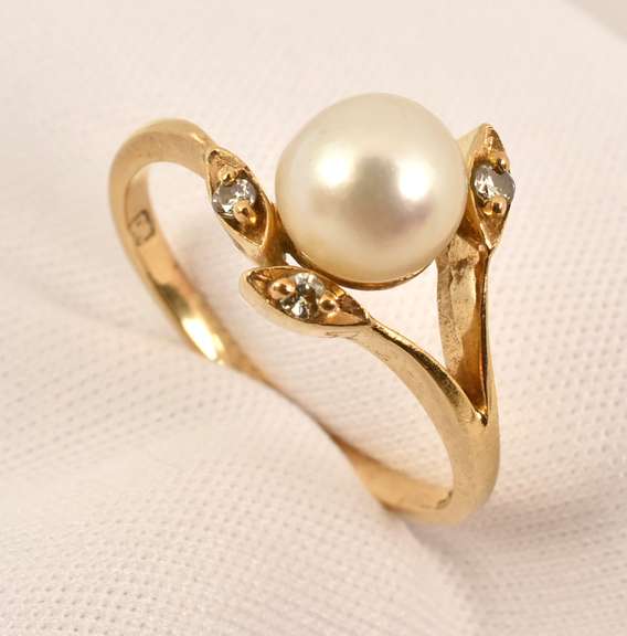 Traditional Style Pearl Ring