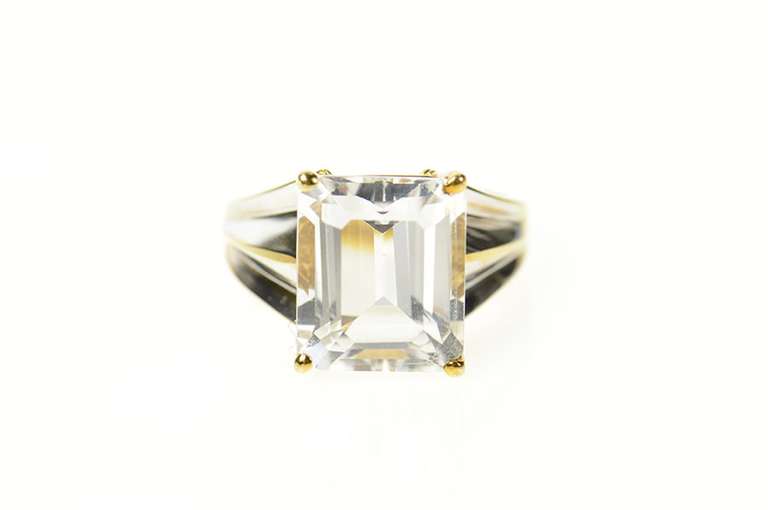 10K Yellow Gold Solitaire Emerald Classic Travel Engagement Ring