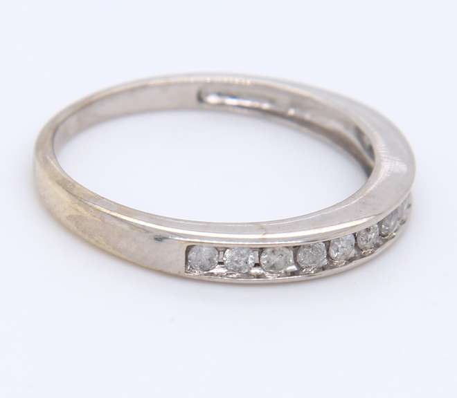 14KT White Gold Dimond Band