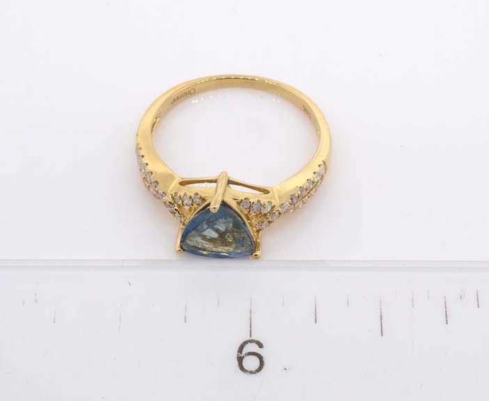 Elegant Aquamarine and Diamond Ring
