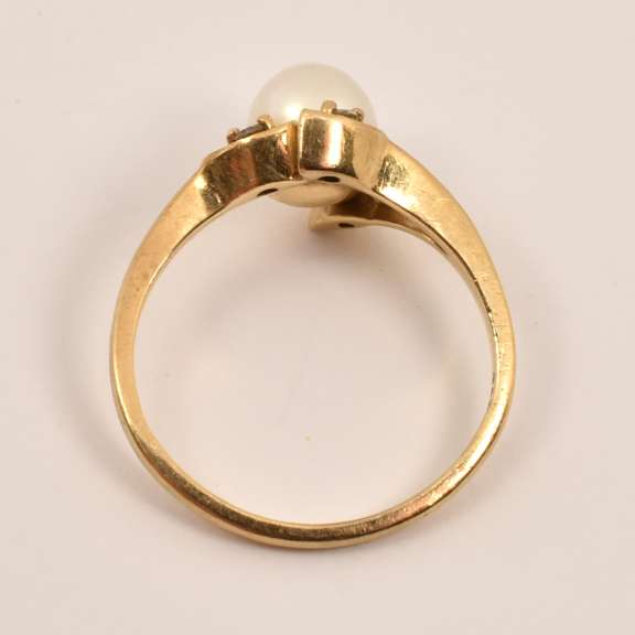 Traditional Style Pearl Ring