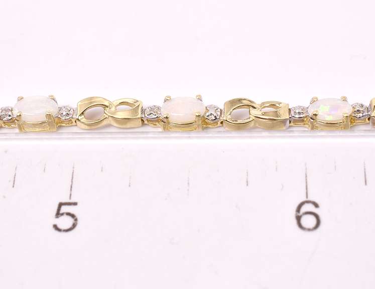 Precious Opal Bracelt in Yellow Gold