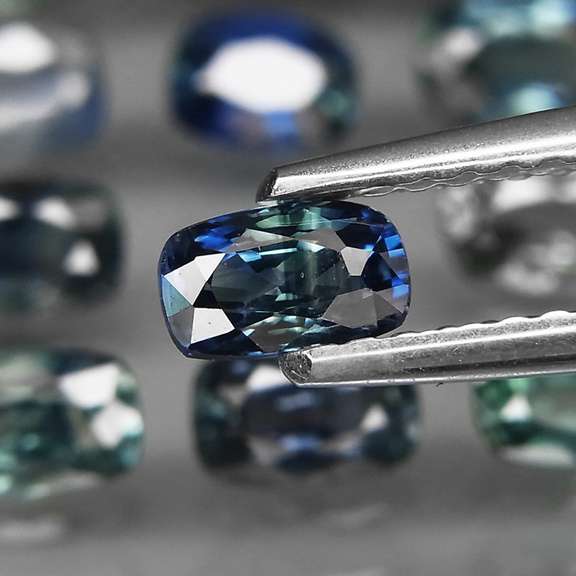 Heated only! 4.46ct oval cut Sapphire set