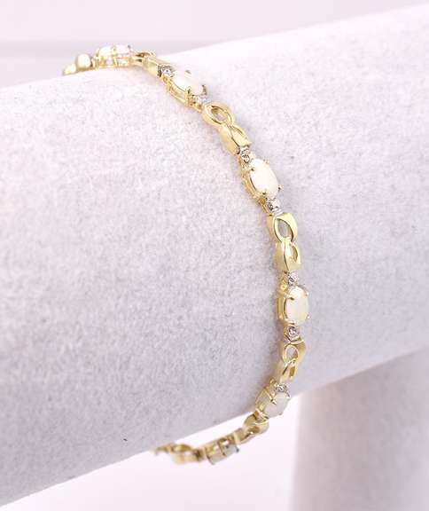 Precious Opal Bracelt in Yellow Gold