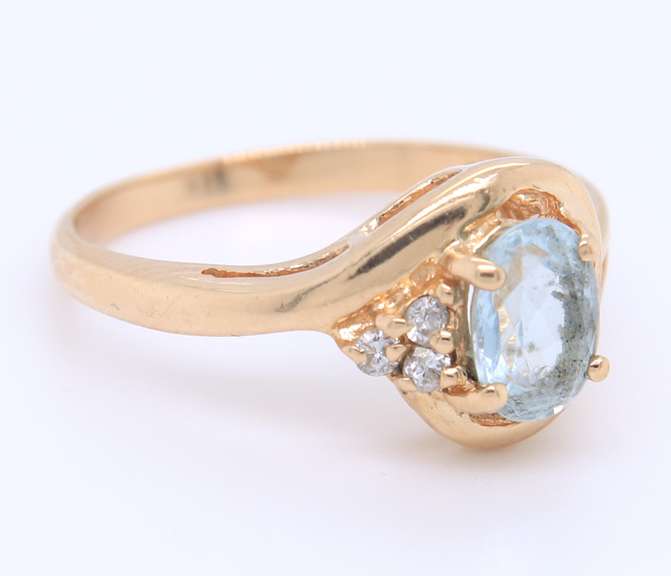 Wonderful Aquamarine and Diamond Yellow Gold Ring