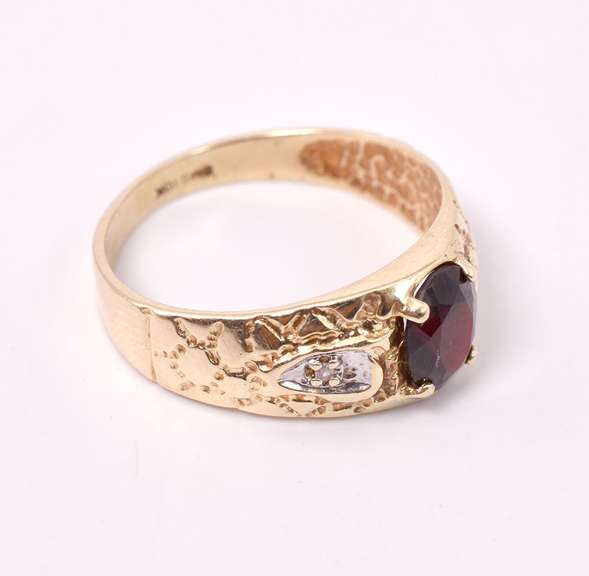 Gorgeous Garnet and Diamond Ring in Yellow Gold