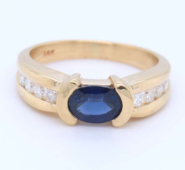 Attractive Yellow Gold oval Sapp & Channel Set Diamond Side Ring