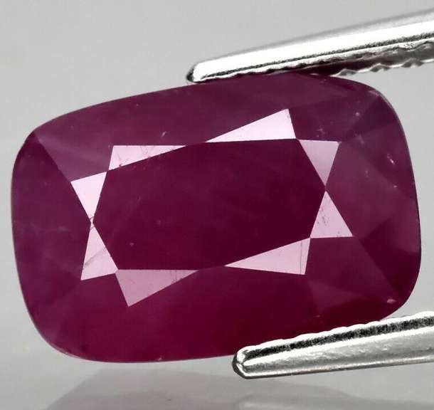 Beautiful 3.85ct UNHEATED violet red Ruby