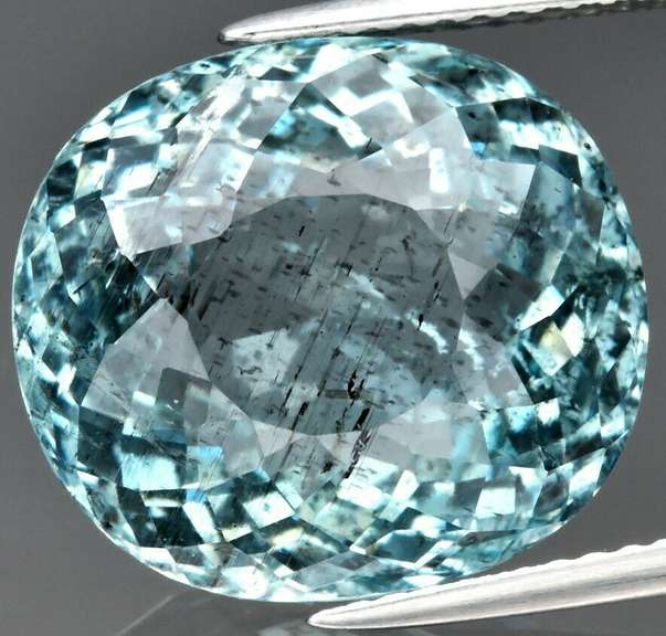 Gorgeous high fire 11.72ct untreated sky blue Aquamarine