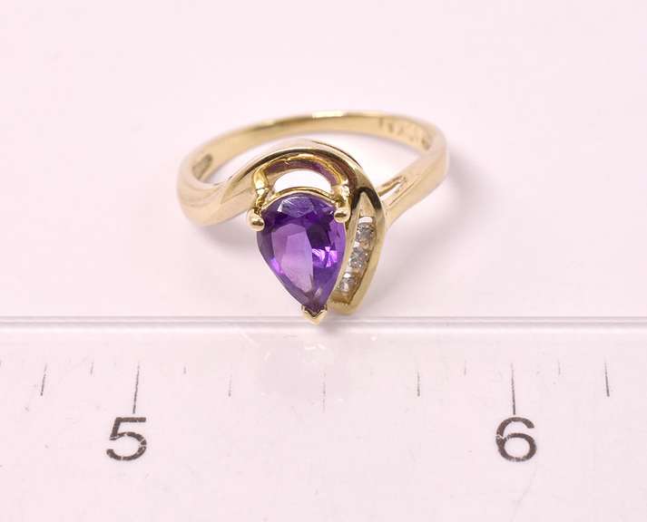 Teardrop Amethyst Ring in Yellow Gold