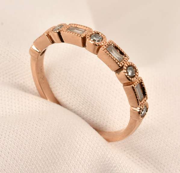 Fashionable Rose Gold Band with Diamonds