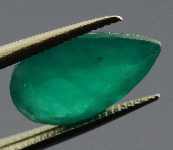 Fantastic color! 2.26ct rich green Colombian Emerald