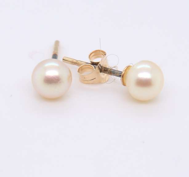 Nice Yellow Gold 5mm Pearl Stud Earrings