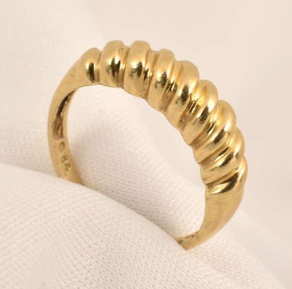 Pleasing Small Shrimp Style Ring