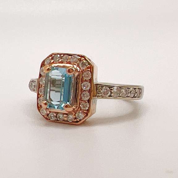 Beautiful 14kt Gold, Aquamarine, & Diamond Cocktail Ring
