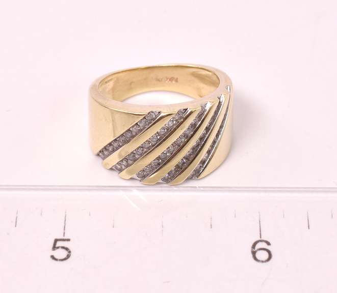 Diamond Carved Band in Yellow Gold