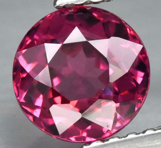 Glittering violet pink 1.54ct Rhodolite Garnet solitaire