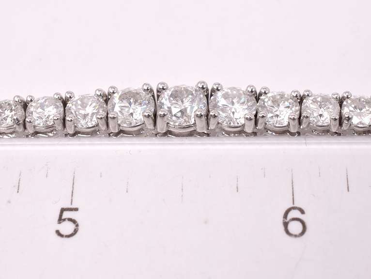 Sophisticated 13.36ctw Diamond Graduated Tennis Necklace
