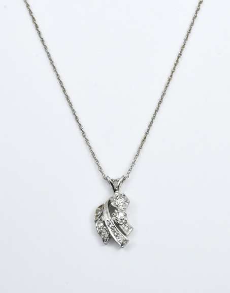 Nice White Gold Vintage Diamond Cluster Pendant