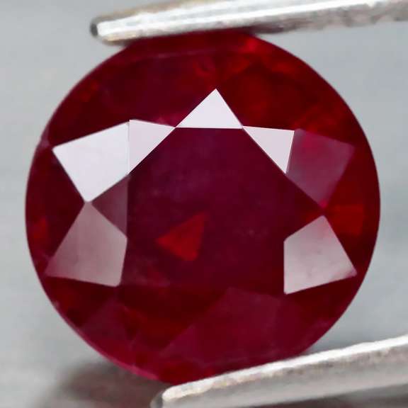 Captivating! Blood red 1.98ct Ruby solitaire